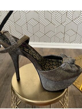 Dollhouse “Flaunt” platform pump metallic shimmery bow detail